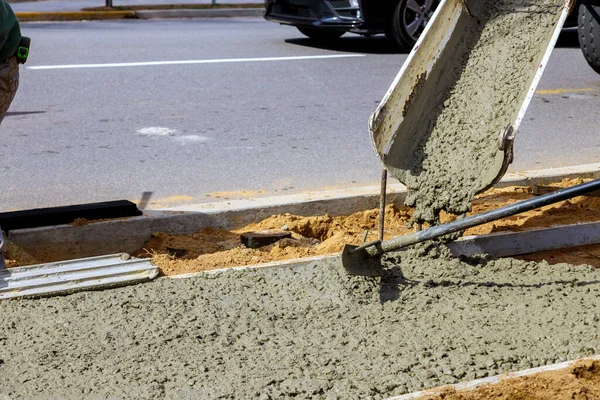 Miscelatore Calcestruzzo Con Colata Cemento Durante Marciapiede Residenziale — Foto Stock