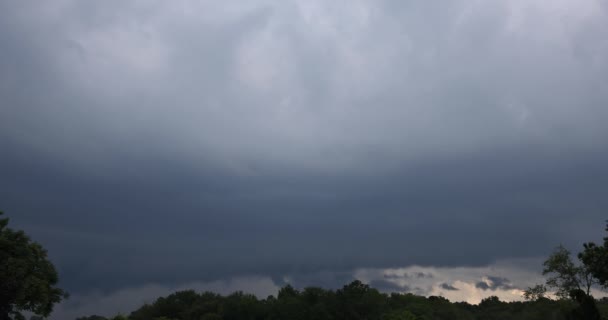 Rayo en el cielo nublado oscuro durante la tormenta — Vídeo de stock