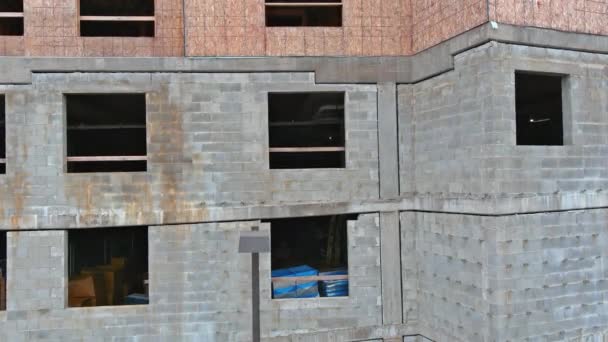 Fragment van een nieuw huis in aanbouw houten balken — Stockvideo