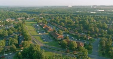 Güneş ışığı altında gökyüzü manzaralı bir ev kompleksi Amerika 'nın küçük kasabası Doğu Brunswick, New Jersey
