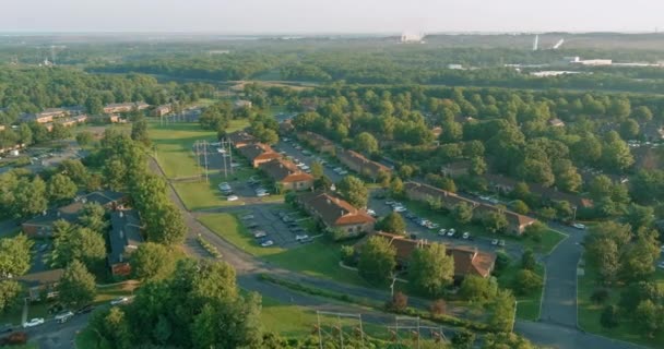Воздушный над рассматривается при солнечном свете дома сложной области Америки небольшой город Ист-Брансуик, Нью-Джерси — стоковое видео