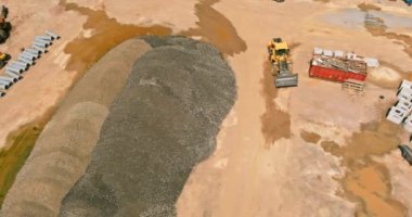 Kanalizasyon sistemleri için istifleme borularının üzerine beton kanalizasyon birikintileri için hazırlık şantiyesi