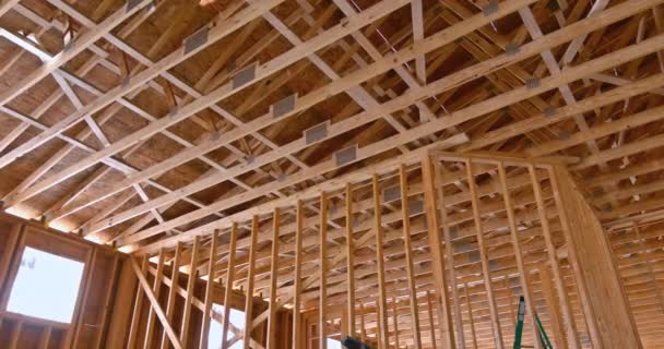 Standaard houten dakframe van houten balken — Stockvideo
