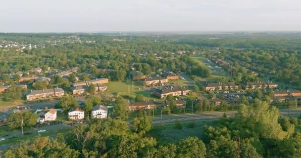 ニュージャージー州東ブランズウィックにある小さな町の空中ビューハウス開発コンプレックスエリア — ストック動画