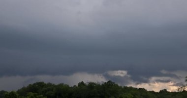 Fırtına bulutları bir fırtına sırasında hızla hareket ediyor
