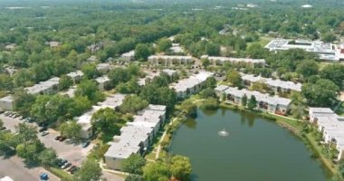 Panorama, Doğu Brunswick New Jersey 'deki küçük göletin yakınındaki yerleşim alanındaki yerleşim alanındaki yerleşim alanlarına bakıyor.
