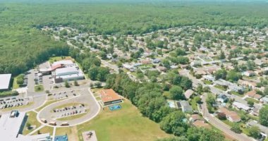 New Jersey 'de Monroe Town adlı küçük bir uyuma alanının kentsel manzarasındaki evlerin çatıları.