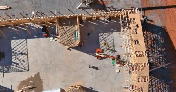 Une maison à ossature de bois de construction résidentielle avec un sans en construction encadrant une vue de dessus — Video