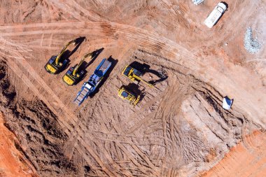 İnşaat alanı için havadan görüntü hazırlama arazisi. Ağır traktör makinası kazıcısı ile yeryüzü düzenlemesi yapıyor.