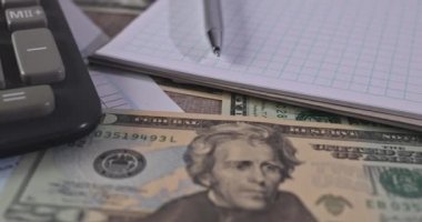 Geri ödeme çeki ve para birimiyle birlikte 1040 vergi formu. Yakın plan Amerikan dolarları.