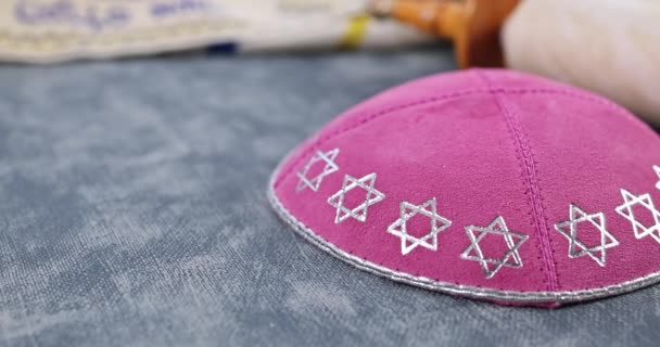 Joodse gebed items tallit en kippa op een shofar gebed boek van torah rollen wijzer — Stockvideo