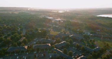 Sayreville 'in küçük bir kasabası olan New Jersey' de nehir kıyısında küçük bir apartman dairesi.