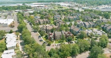Doğu Brunswick New Jersey 'deki kentsel gelişim üzerine modern apartman binası.