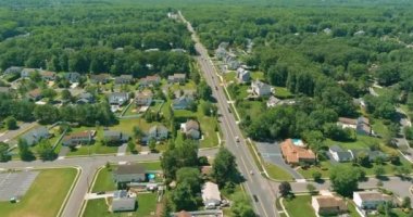 Monroe New Jersey 'deki küçük kasaba manzaralı banliyö evleri çatısı evleri manzaralı.