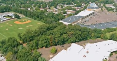 Gün ışığında havadan bakıldığında Amerika 'nın Doğu Brunswick New Jersey kasabası yakınlarındaki bir apartman kompleksi topluluğu