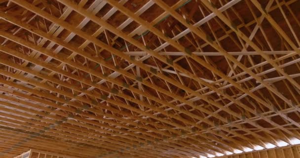 La construcción en detalle de una construcción de solapamiento de techo de madera — Vídeo de stock