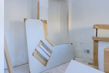 Mutfak marangozunda mutfak tezgahı mutfak tezgahıyla daha işlevsel dolaplar kuruyor.