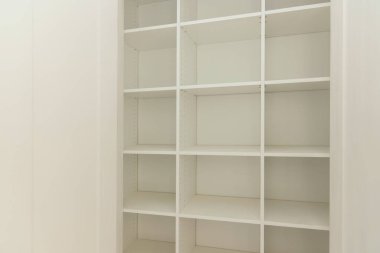 Beyaz raf ya da birçok boş raf ile giysi yeni ev kurma