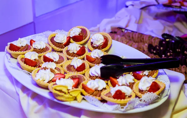 Diverse Färsk Frukt Med Vaniljsås Glas Mörk Bakgrund Ovanifrån — Stockfoto