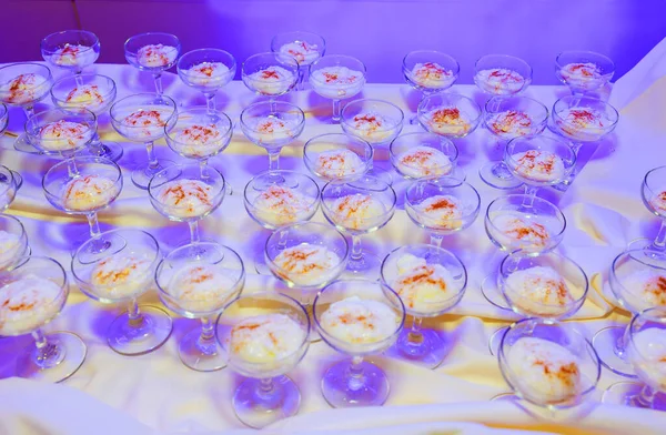 Sortierte Frische Früchte Mit Pudding Gläsern Auf Dunklem Hintergrund Ansicht — Stockfoto
