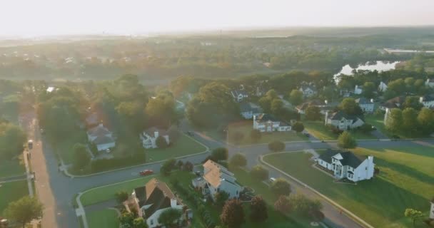 Güneşin doğduğu küçük bir kasaba. Doğu Brunswick New Jersey 'de nehrin kıyısında güzel bir banliyö manzarası. — Stok video
