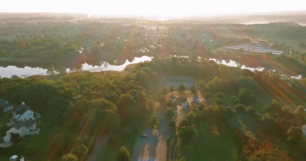 Der Sonnenaufgang Blick auf Wohnhauskomplex in Flussnähe in East Brunswick Kleinstadt New Jersey an Amerika — Stockvideo