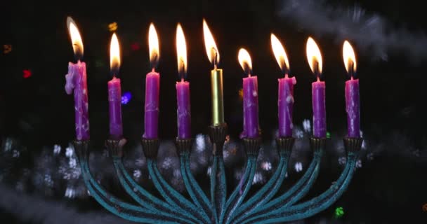 Jasně zářící Chanukkah Menorah, měkké zaměření — Stock video