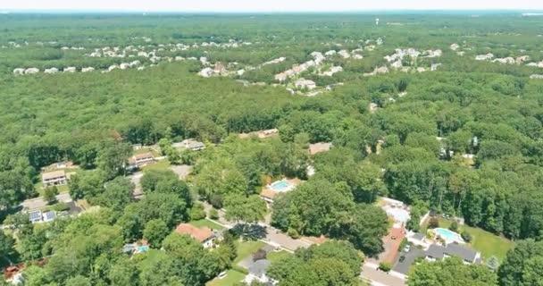 Живописный сезонный пейзаж с высоты птичьего полета маленького городка в сельской местности в Монро, Нью-Джерси, США — стоковое видео