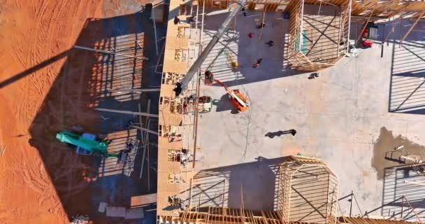 带起重机顶板桁架的木木梁结构施工现场不施工 — 图库视频影像
