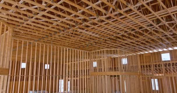 Onafgewerkte dakbedekking houten frame huis bouw met dakbalken, spanten, hout, beugels huis gebouw — Stockvideo