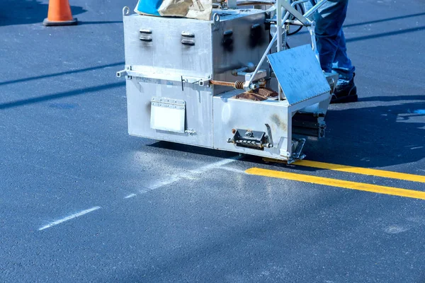 Trabajadores Carretera Utilizan Máquinas Grabado Por Fusión Caliente Para Pintar — Foto de Stock
