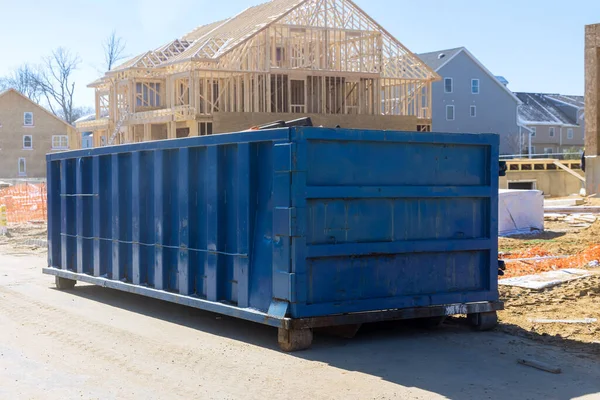 Bauschuttcontainer Auf Metallcontainer Haussanierung — Stockfoto