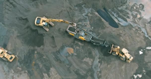 Chargeuse frontale sur roues charge du sable dans une machinerie lourde dans l'usine de concassage à mâchoires mobiles avec convoyeur à bande met processus de criblage de concassage — Video