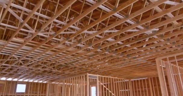 Drewniane belki konstrukcyjne plac budowy z systemem kratownicy dachu — Wideo stockowe