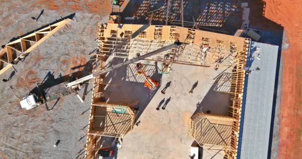 Neue Konstruktion unter Baukran hält Holzdachstühle Fachwerk ein Luftbild — Stockvideo