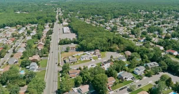 Вид с воздуха на ландшафт маленького городка, жилые дома на крыше в Монро Нью-Джерси США — стоковое видео