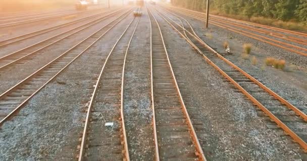 De weg voorwaarts spoor vrachtplatform in de ochtend — Stockvideo