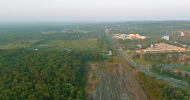 Industriellt landskap med järnväg i järnvägens lastplattform vid solnedgången — Stockvideo