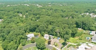 Monroe, New Jersey 'deki Amerikan kasabasındaki orman manzaralı yerleşim bölgesi manzarası