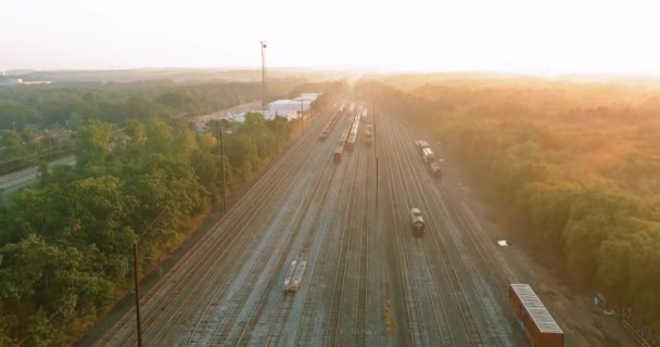 Vista aérea con ferrocarril en movimiento en las líneas principales al atardecer — Vídeos de Stock