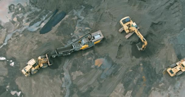 沥青混合料厂采石机输送带将石料分选成碎片表面 — 图库视频影像