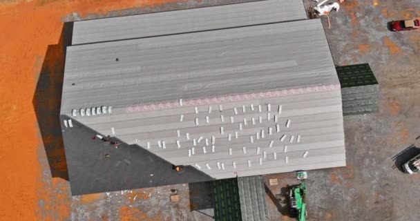 Una instalación de tejas de asfalto en el tejado está clavando tejas de asfalto a la construcción de techos — Vídeos de Stock