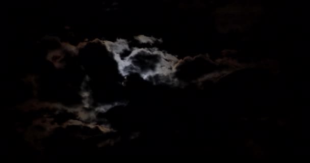 Luna piena in movimento attraverso il cielo notturno — Video Stock