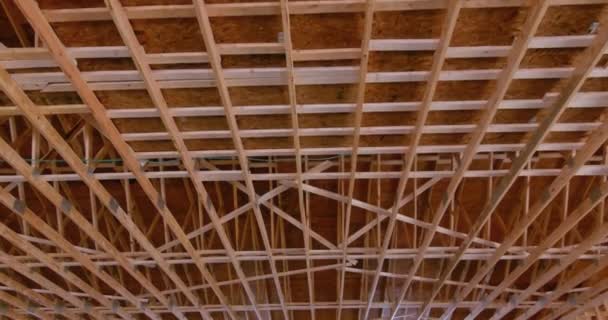 Interieur bezichtigde van van hout onderleggers in de constructie het dak truss systeem — Stockvideo