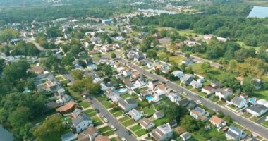 Sayreville New Jersey bölgesi şehir manzarası rahat yaşam ortamında uyuyan evler