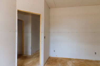 İnşaat iç alçıpanı yeni evin içini dekore ediyor.