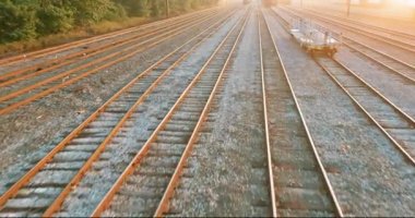 Demiryolu işyeri demiryolu yüksek hızlı rayları izliyor