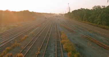 Bulanık demiryolu ana hatlarda hareket halinde.