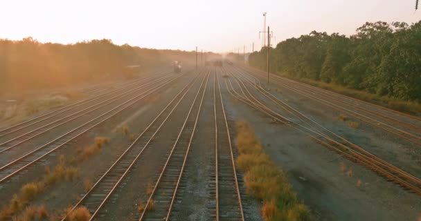 Wazige spoorweg in beweging spoorweg op hoofdlijnen — Stockvideo