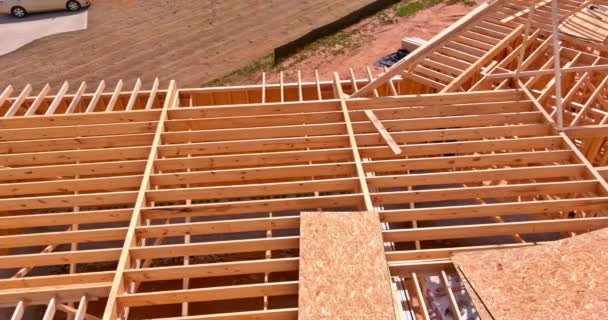 Struttura in legno casa di travi di legno struttura su bastone costruito casa — Video Stock
